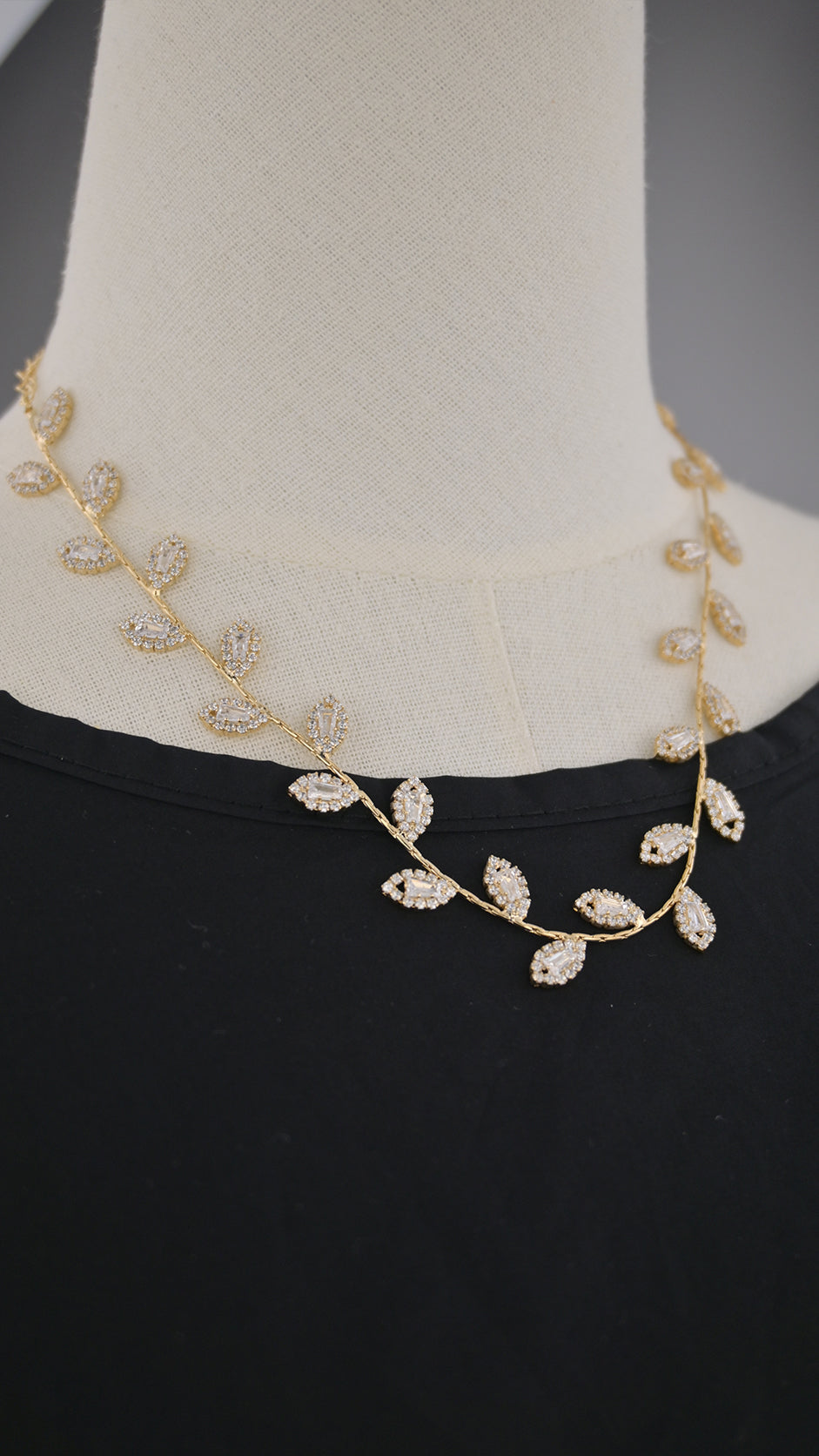 Collana con motivo foglie e cristalli
