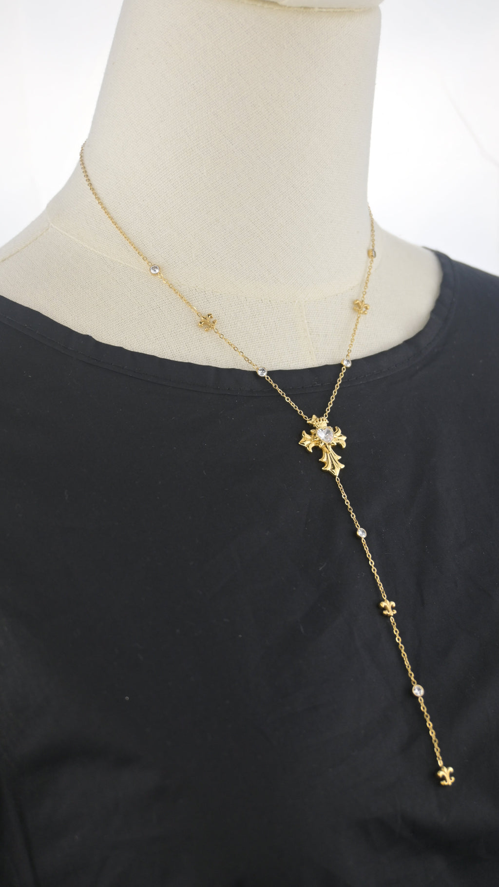 Collana con pendente verticale e croce decorata
