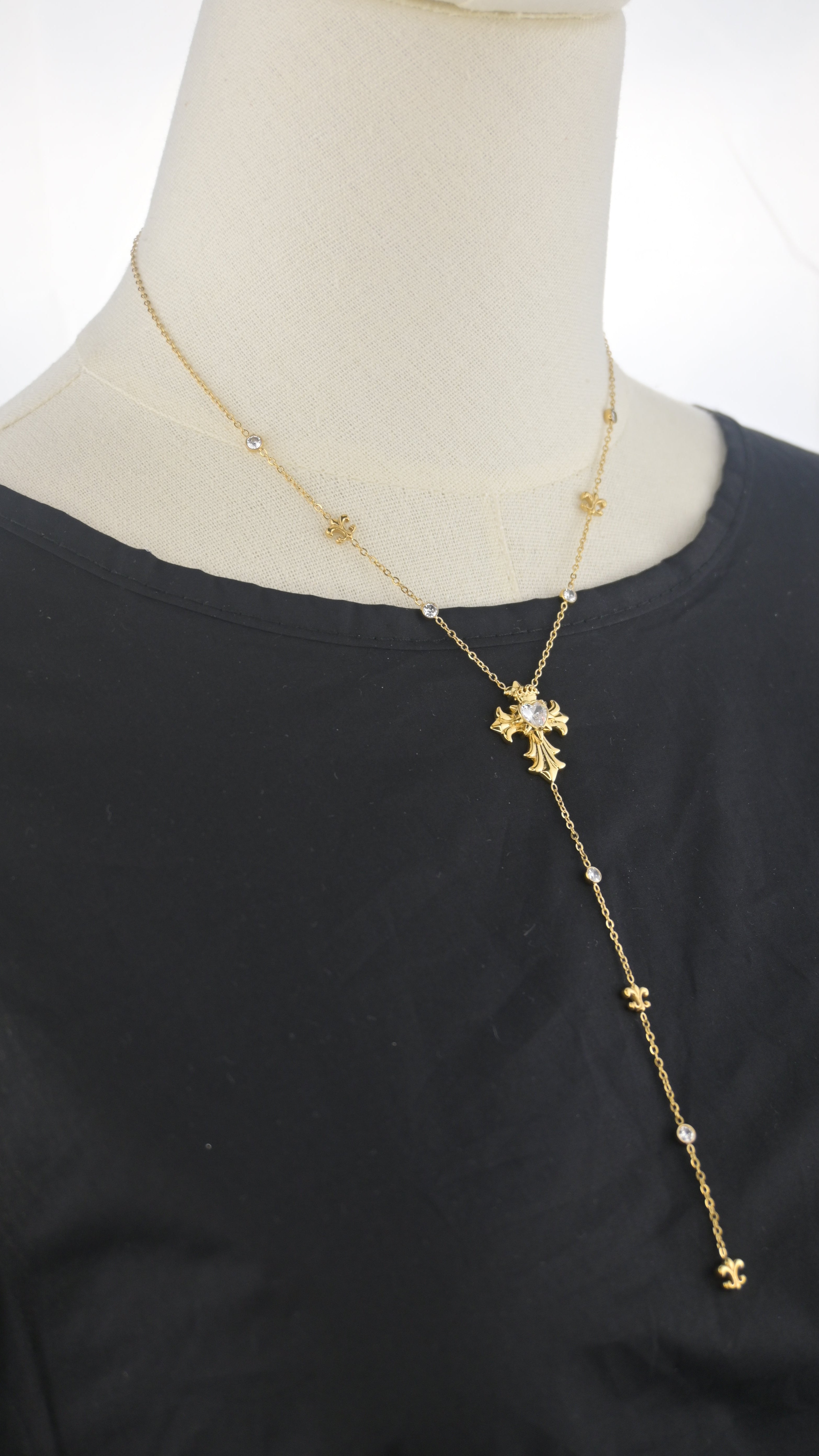 Collana con pendente verticale e croce decorata