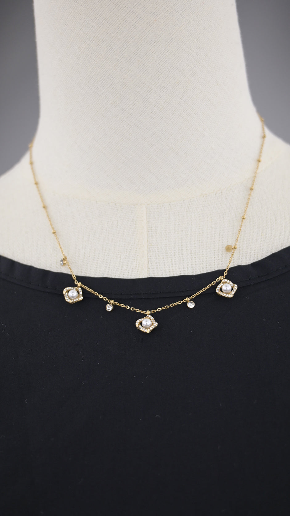 Collana con pendenti quadrati perle e cristalli