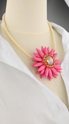 Collana con pendente floreale