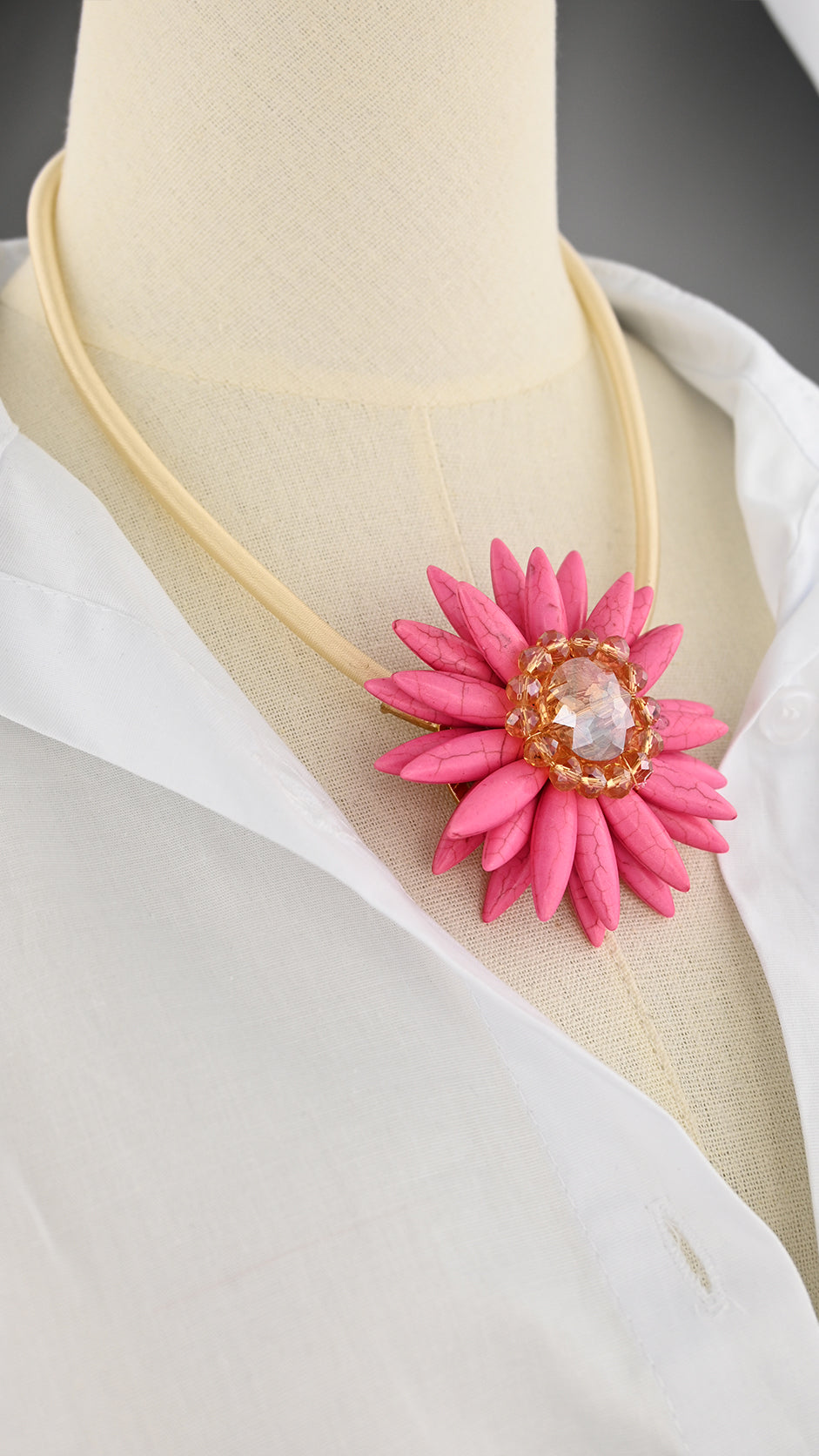Collana con pendente floreale