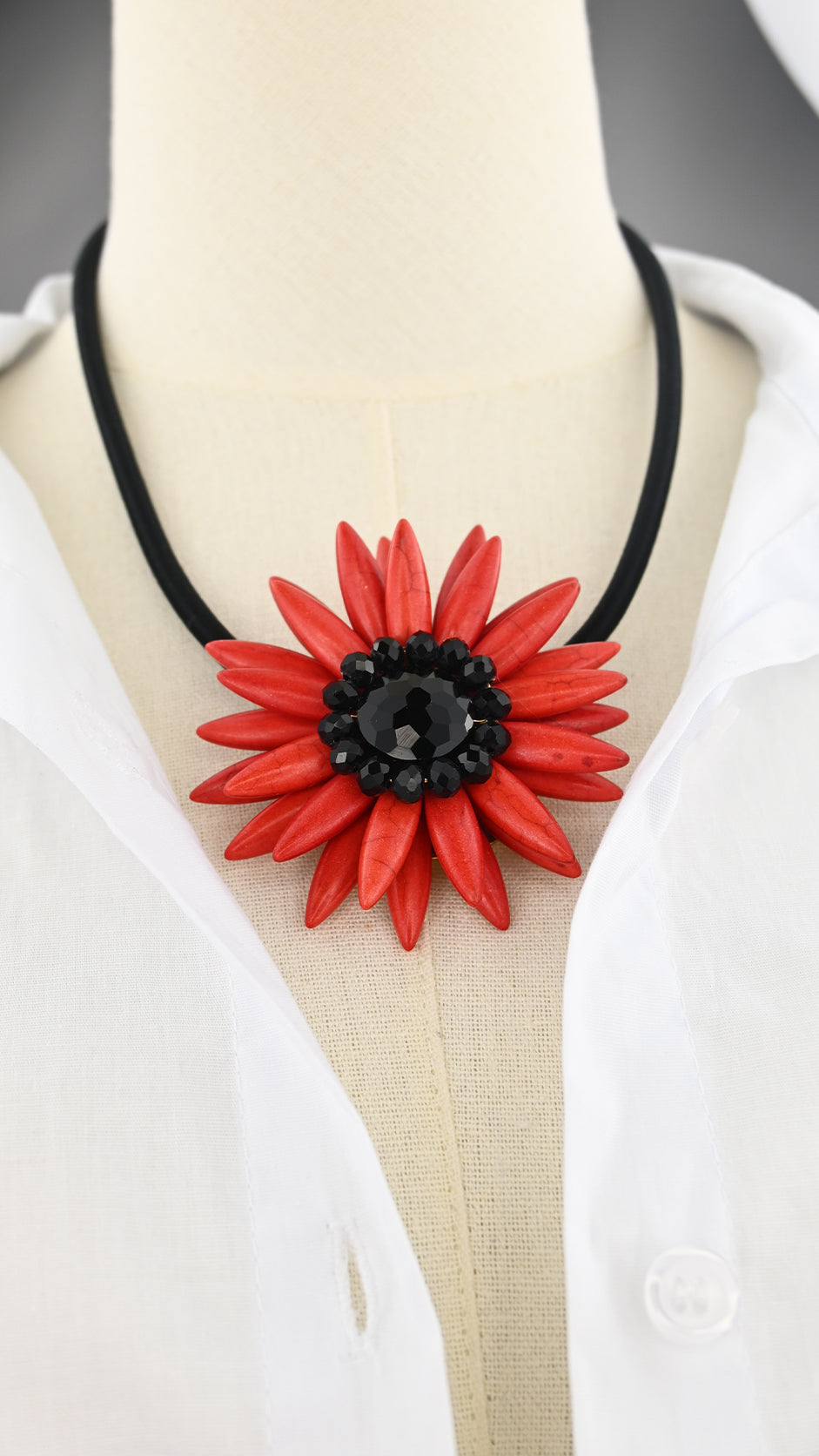 Collana con pendente floreale