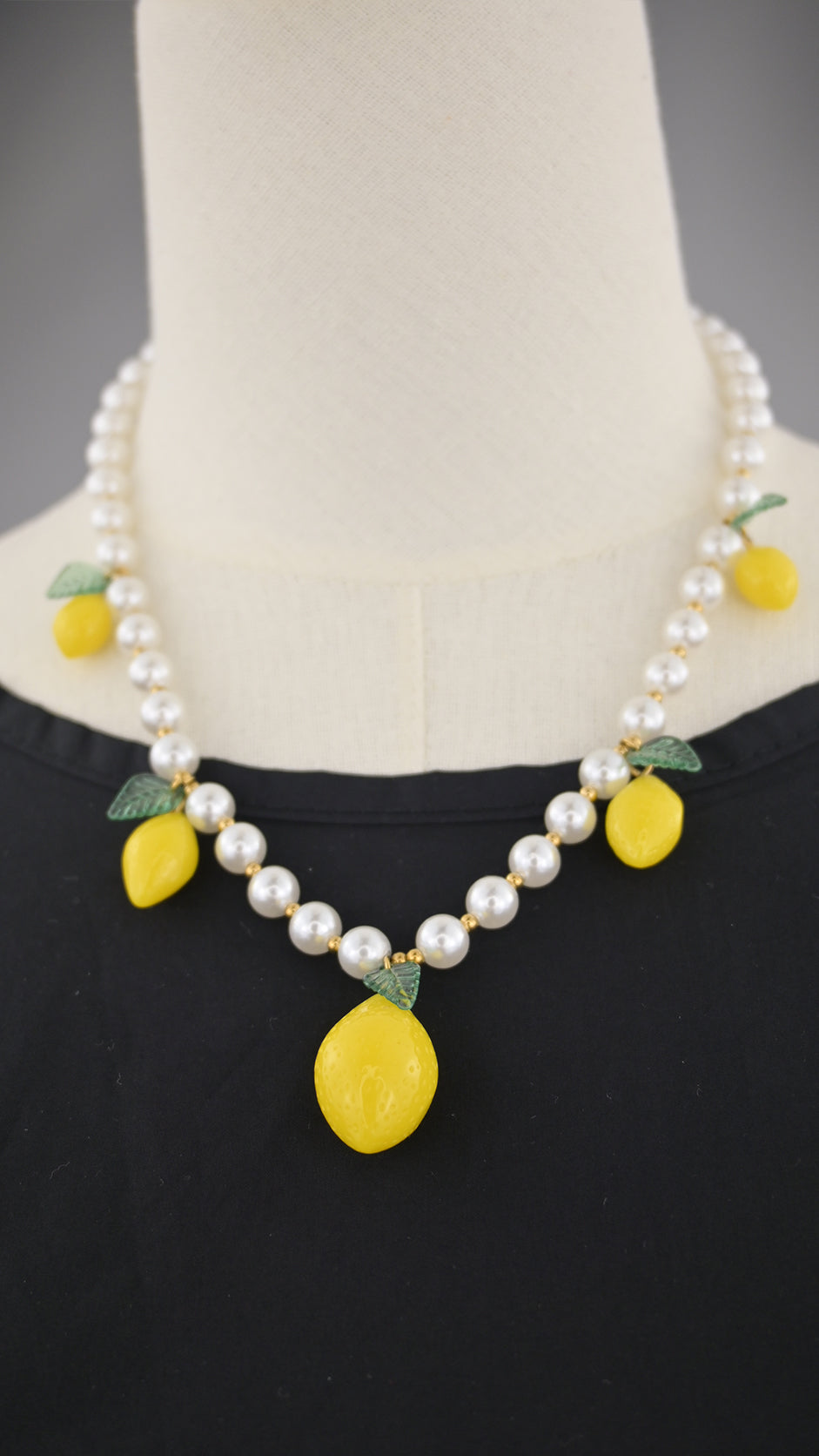 Collana con perle bianche e pendenti limone