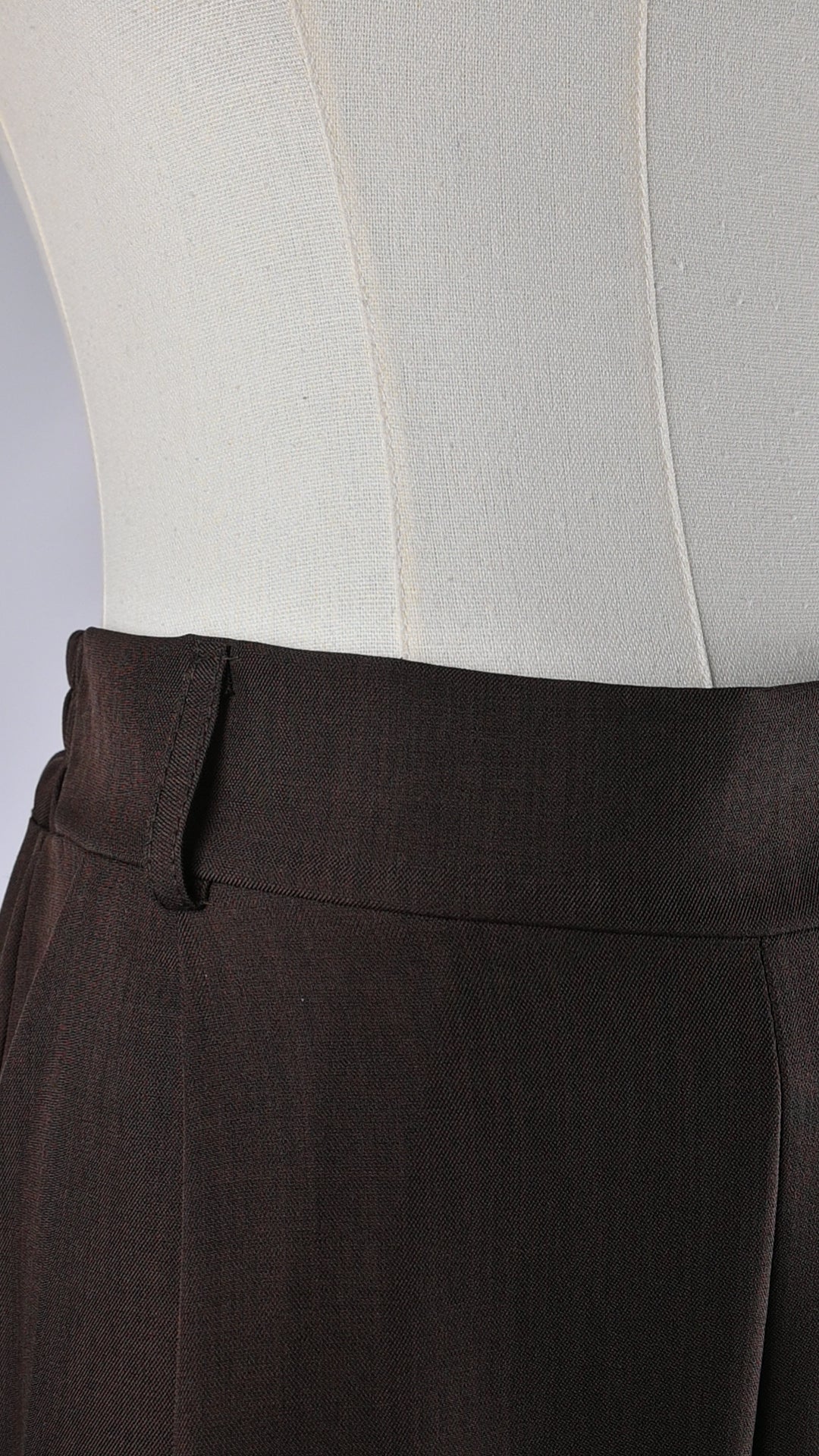 Pantalone ampio con pieghe