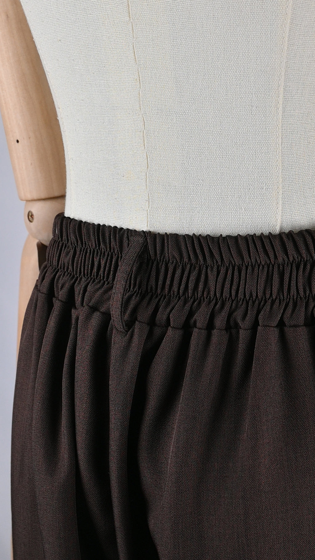 Pantalone ampio con pieghe