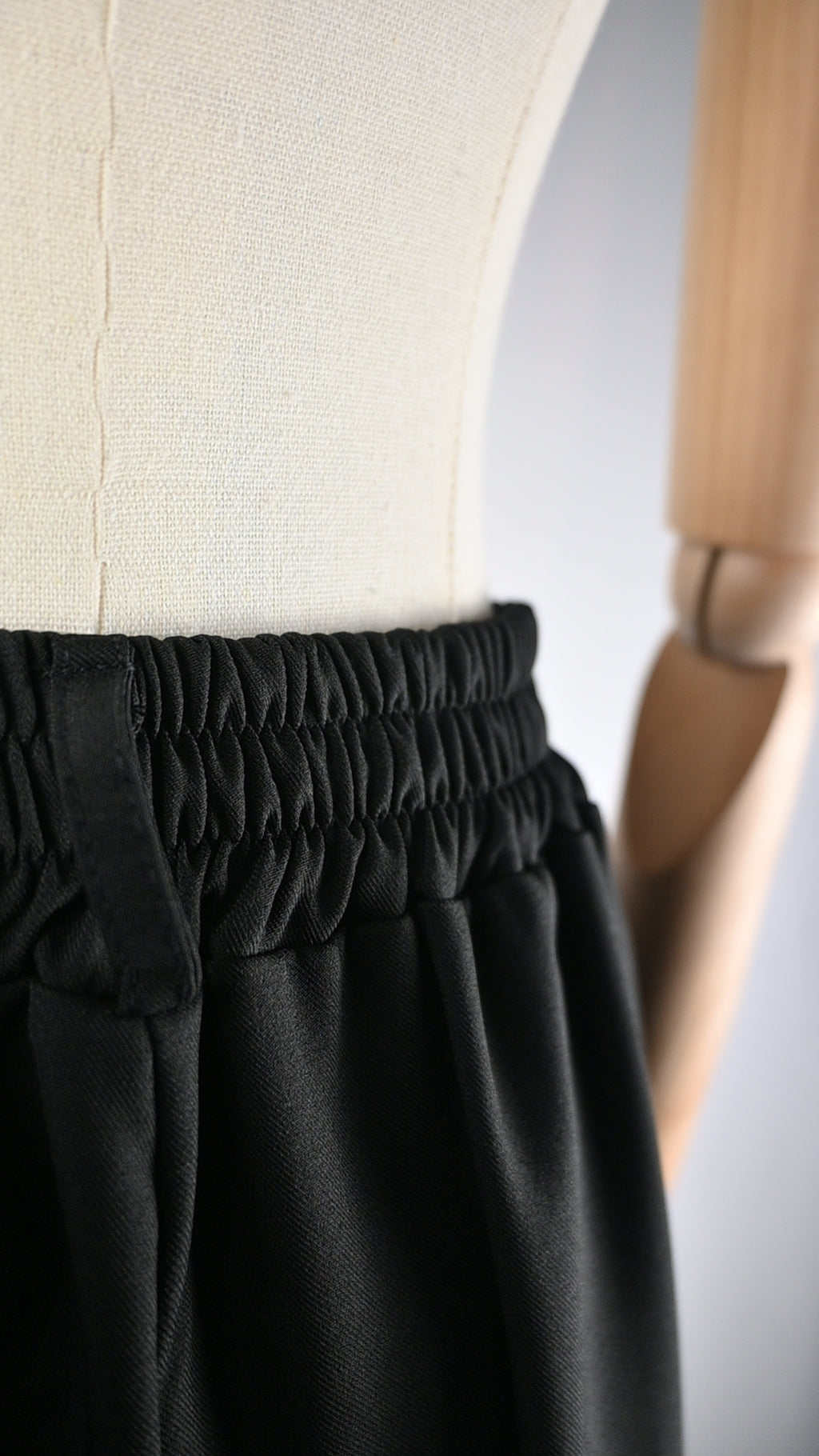 Pantalone ampio con pieghe