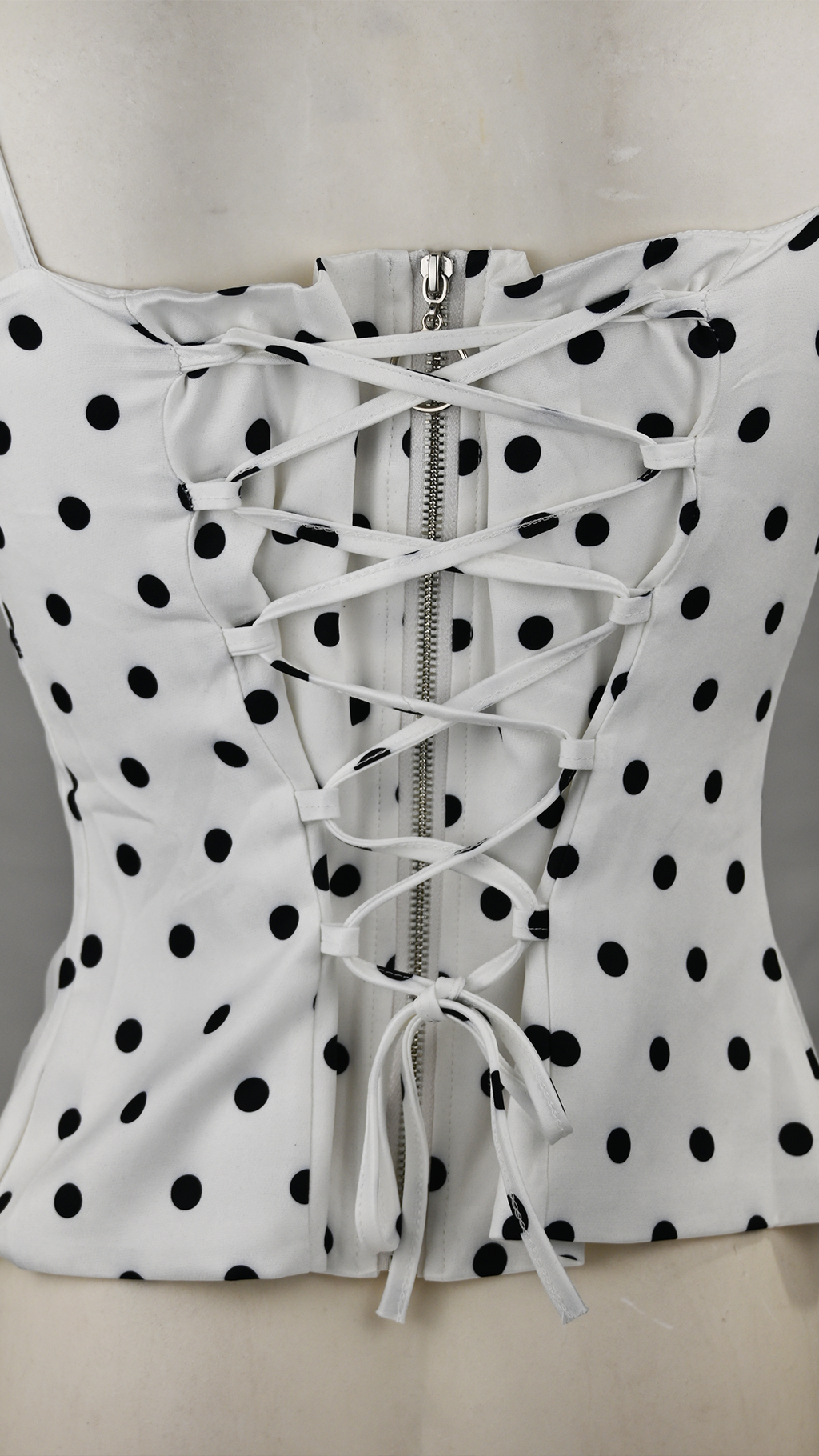 Top a pois con fiore e retro corsetto