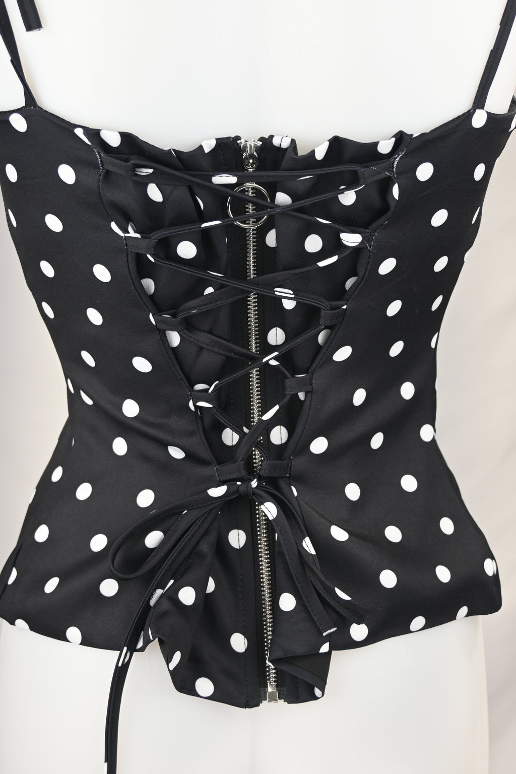 Top a pois con fiore e retro corsetto